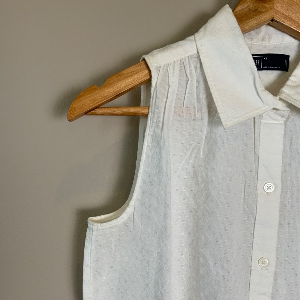 GAP Sleeveless Textured Collared Button Down Shir… - image 8
